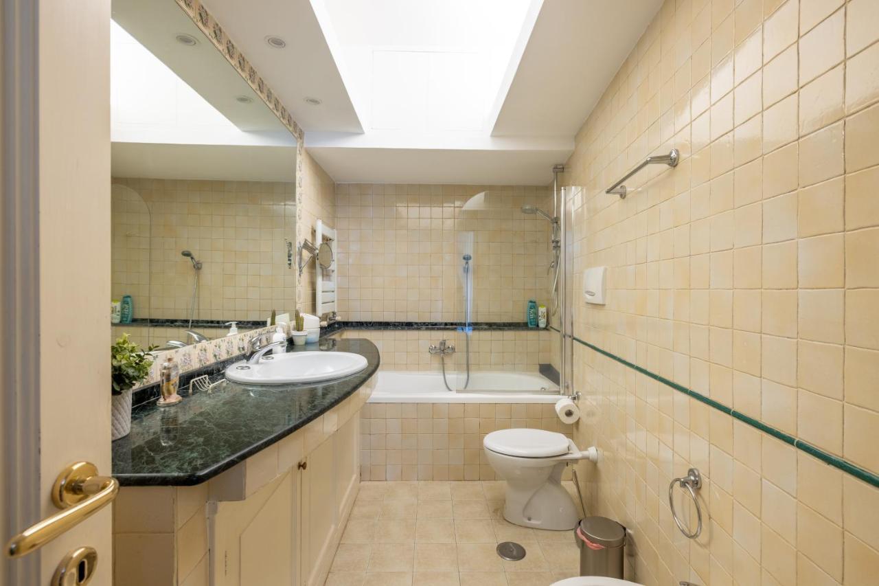 Charming Apartment With Patio A Few Steps From Colosseum Exterior photo